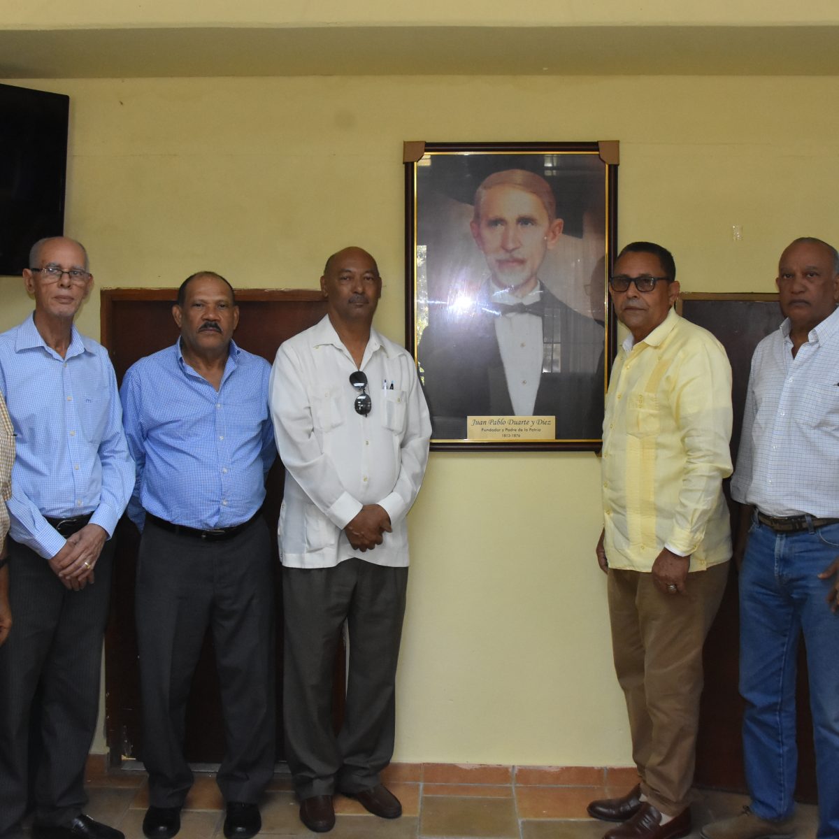Pensionados y Jubilados UASD develizan foto de Duarte al conmemorar 210 años de su natalicio