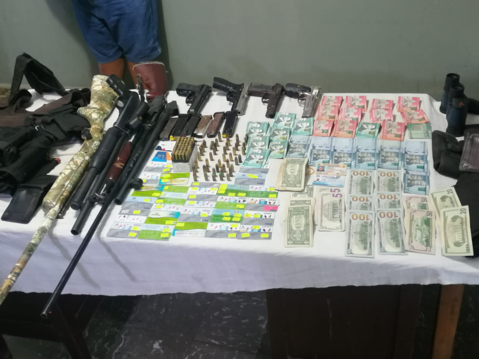 Policía ocupa armas de fuego, chalecos anti balas, tarjetas y dinero a  banda operaba en Bayaguana
