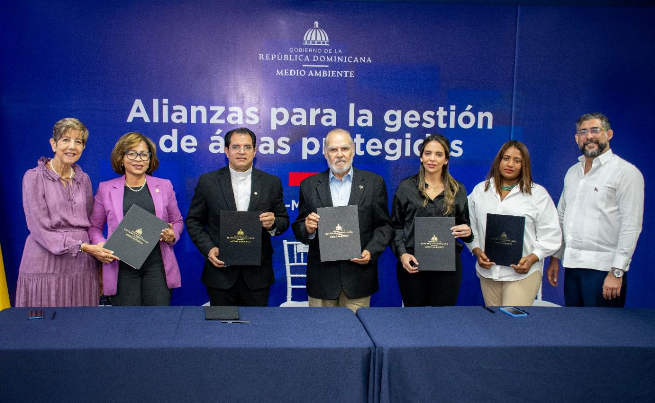Firman acuerdo sobre plan de manejo de gestión de Refugio de Vida Silvestre en Bahía de Luperón
