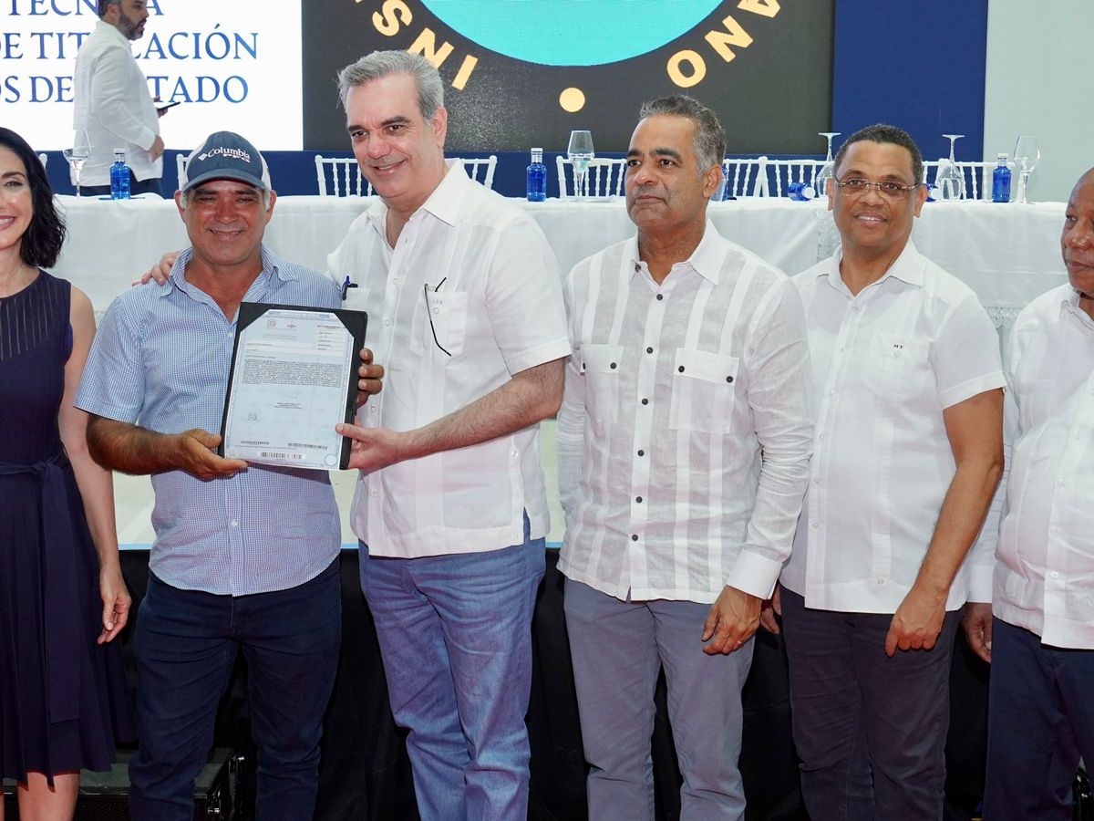 Luis Abinader entrega 200 de 385 títulos de propiedad en Pedernales