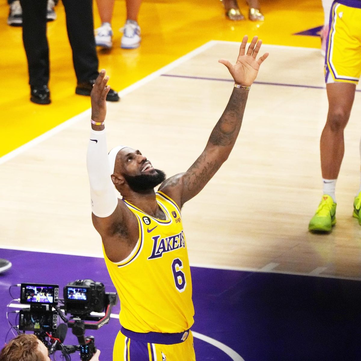 LeBron James toca el cielo de la NBA