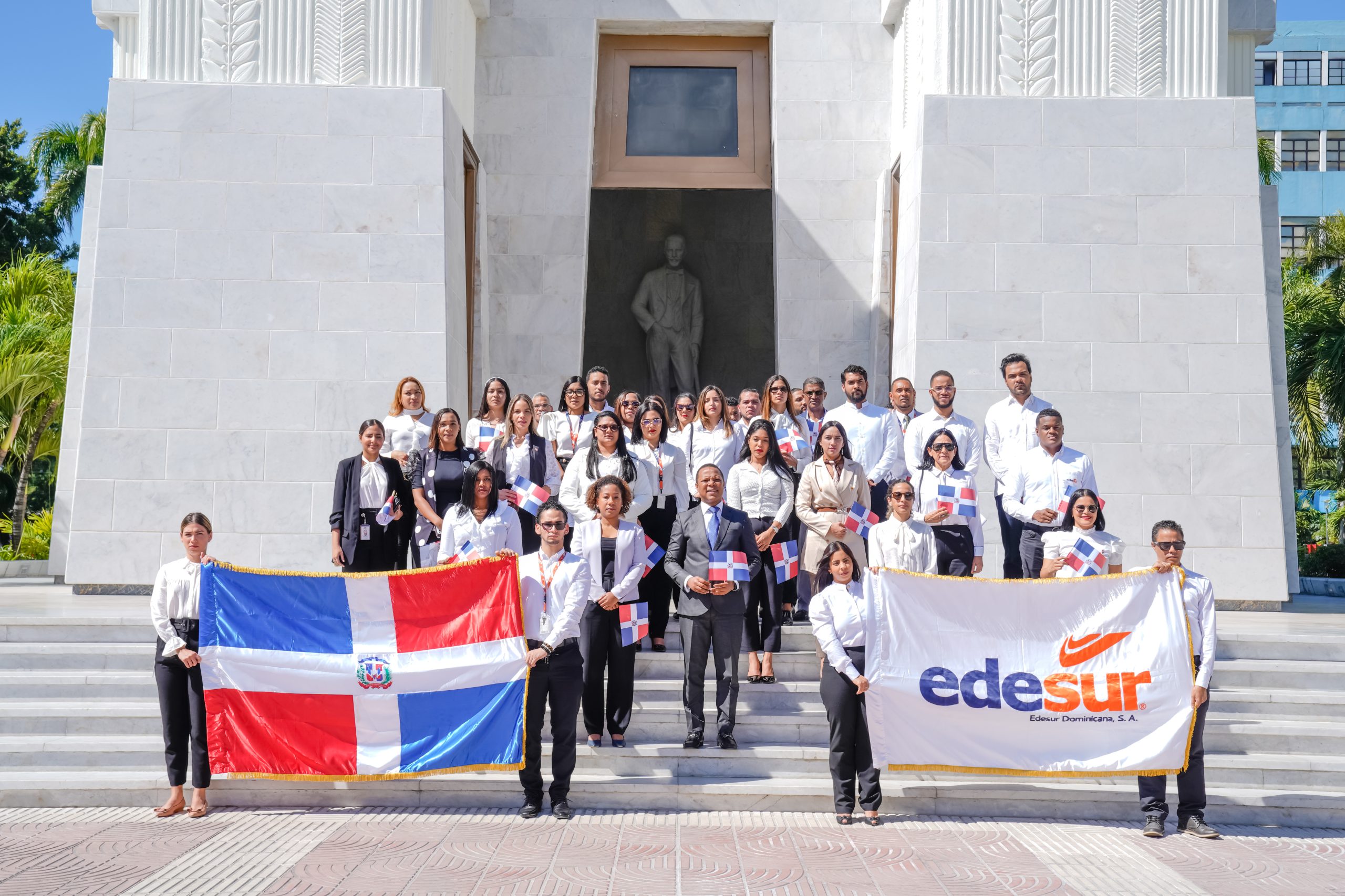 Edesur deposita ofrenda floral en el Altar de la Patria