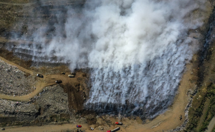 Incendio en el vertedero más grande de Panamá provoca una nube de humo tóxico