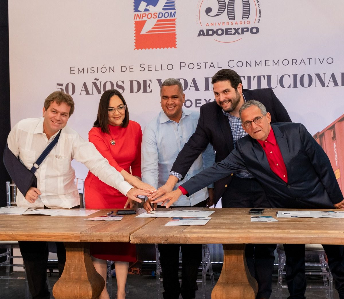Inposdom y Adoexpo emiten sello alusivo 50 aniversario del sector exportador