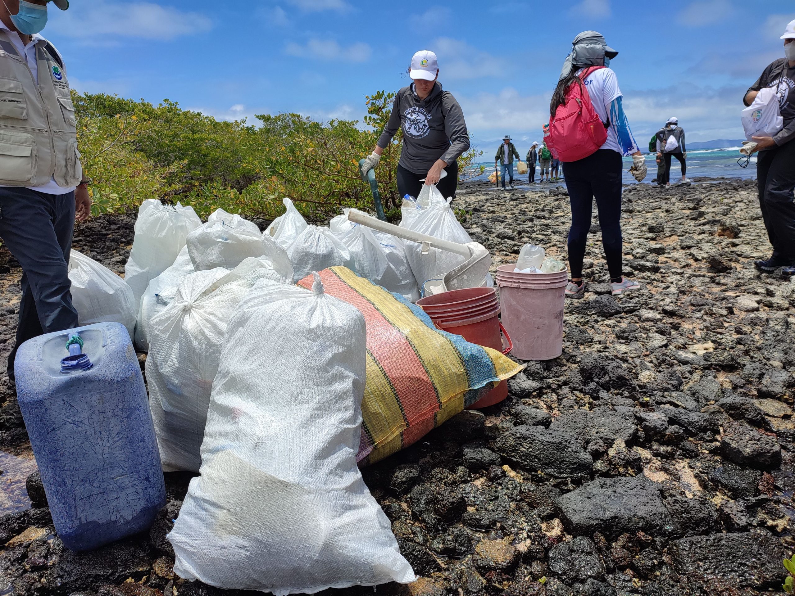 Retiran más de dos toneladas de desechos de las costas de Galápagos