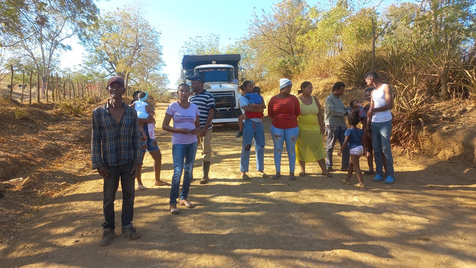 Comunitarios de Dajabón paralizan tránsito a camiones que trabajan en muro fronterizo