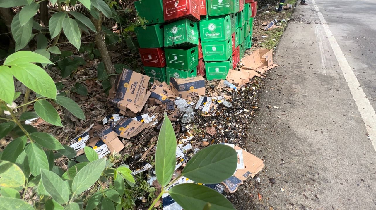(VIDEO) ¡Hoy se bebe! Camión bota cervezas en Villa Riva y muchos se llevan una buena “fría”