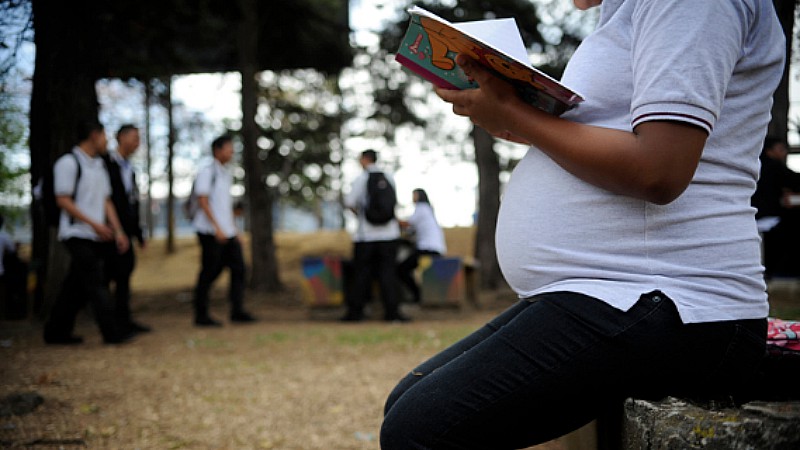 Tailandia prohíbe a centros educativos expulsar a estudiantes embarazadas
