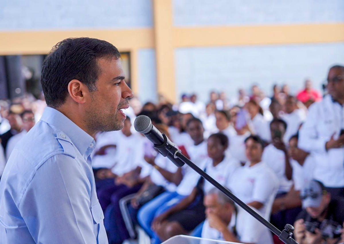 Roberto Ángel exhorta a jóvenes a romper los temores y prejuicios para enfrentar retos sociales