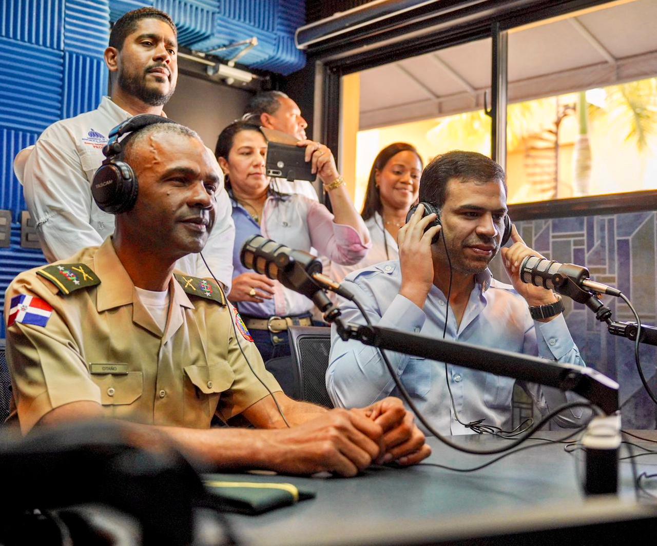 Roberto Ángel Salcedo junto a personal de la Escuela Vocacional de las Fuerzas Armadas y la Policía Nacional | Foto: Fuente externa 