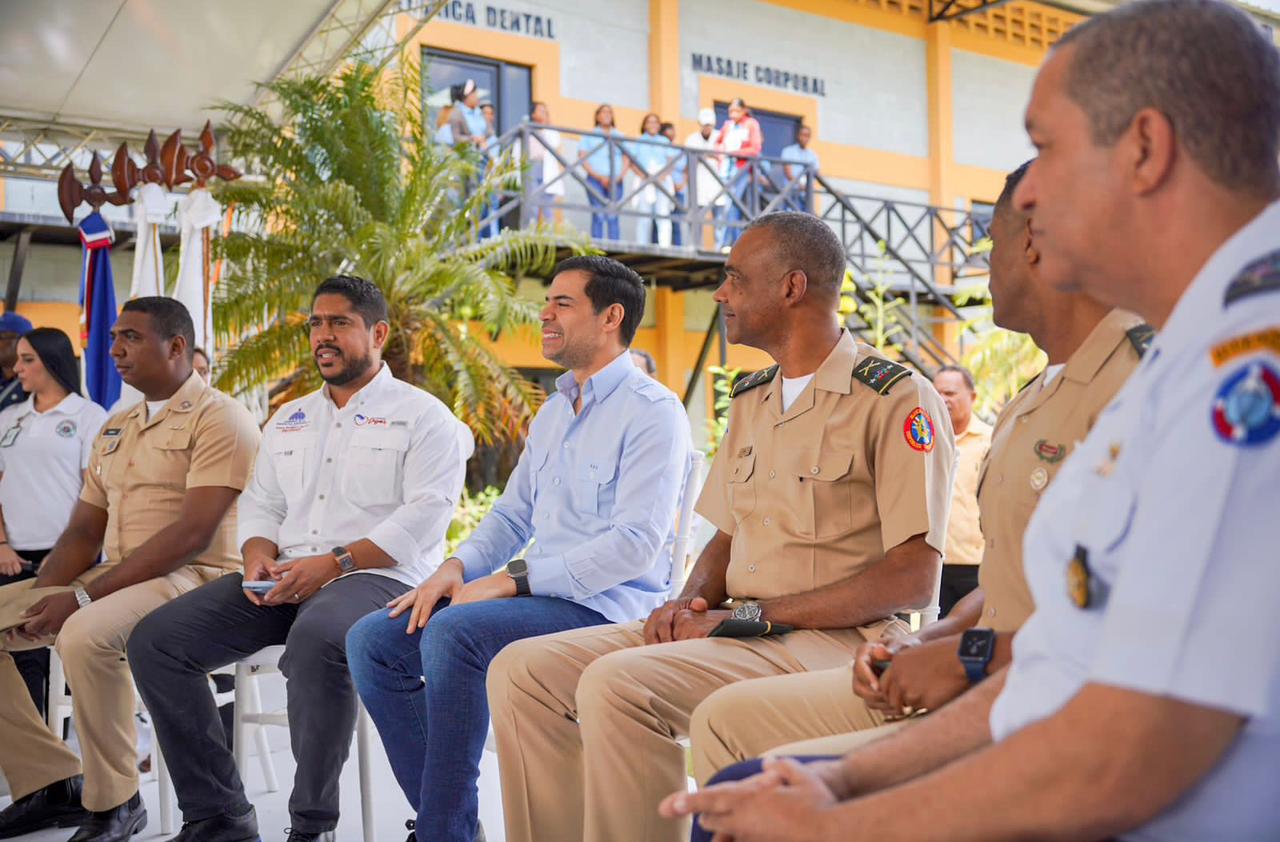 Roberto Ángel Salcedo junto a personal de la Escuela Vocacional de las Fuerzas Armadas y la Policía Nacional | Foto: Fuente externa 