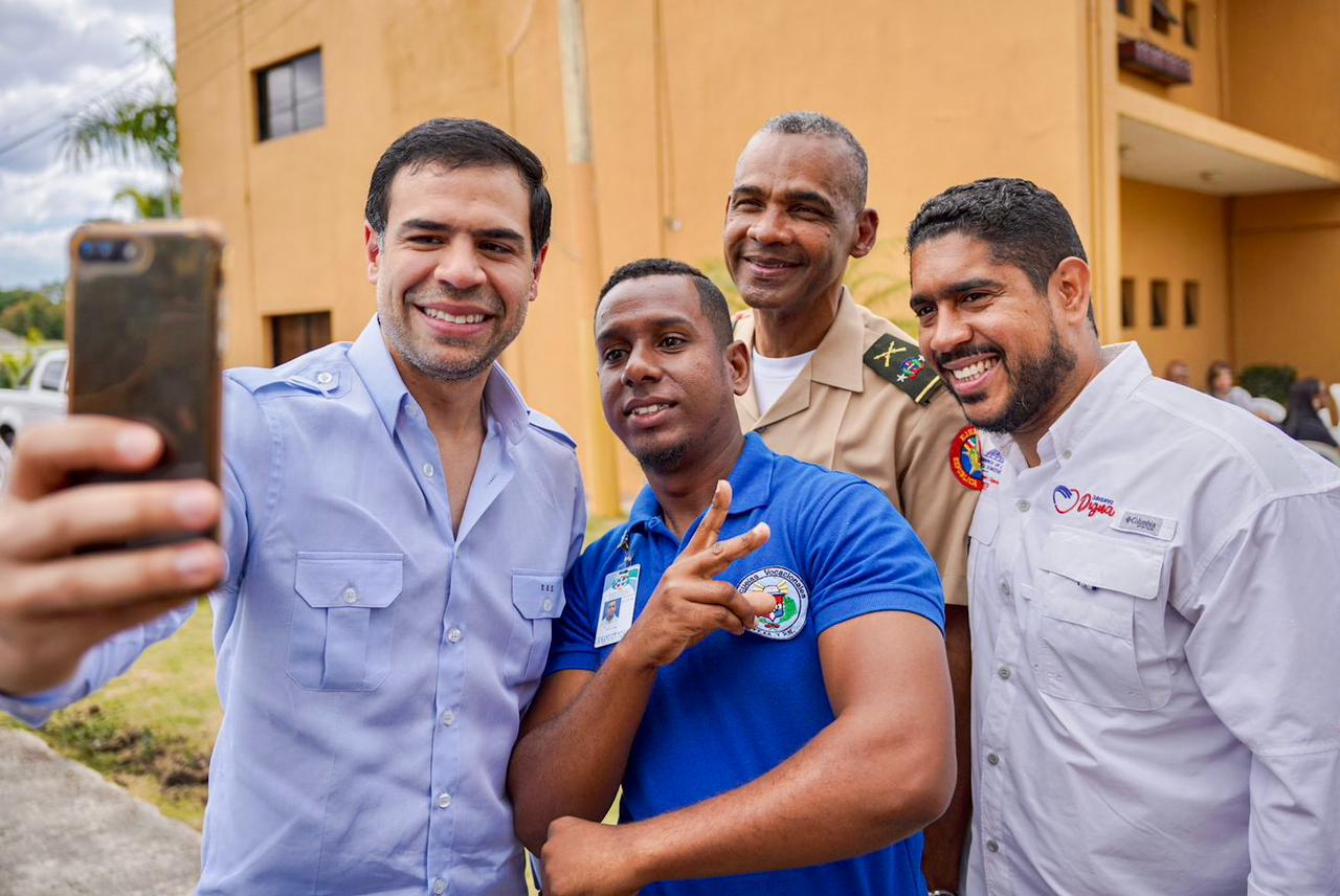 Roberto Ángel Salcedo junto a personal de la Escuela Vocacional de las Fuerzas Armadas y la Policía Nacional | Foto: Fuente externa 