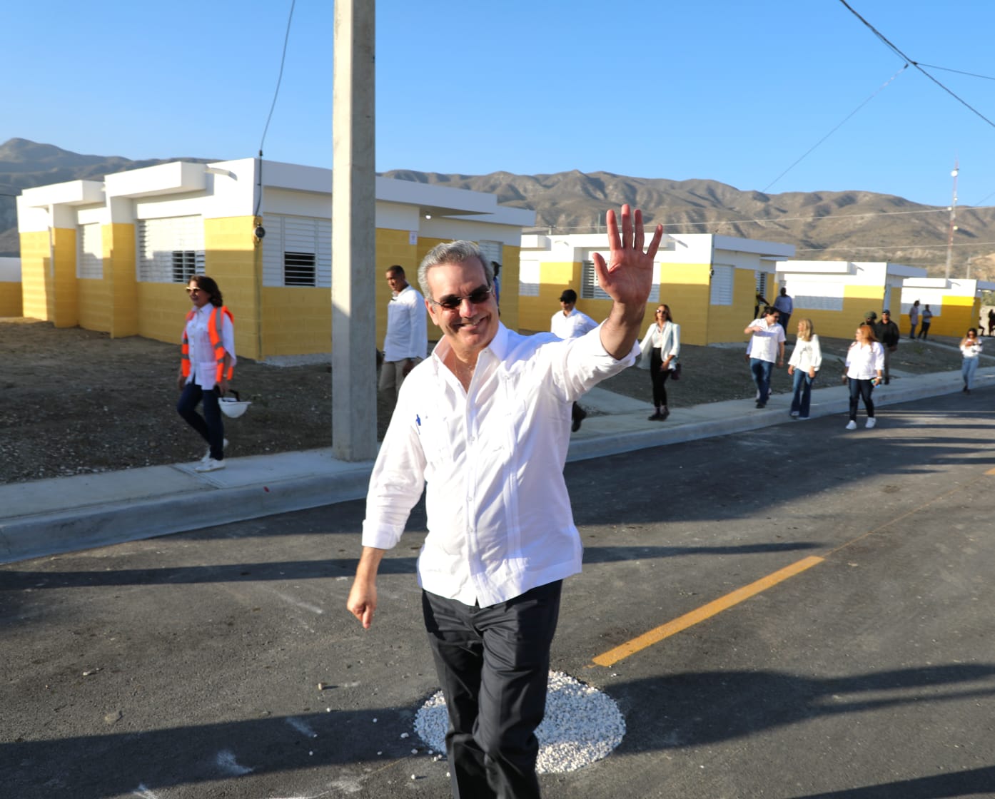 Abinader entrega 390 viviendas completamente amuebladas a familias desplazadas en Monte Grande