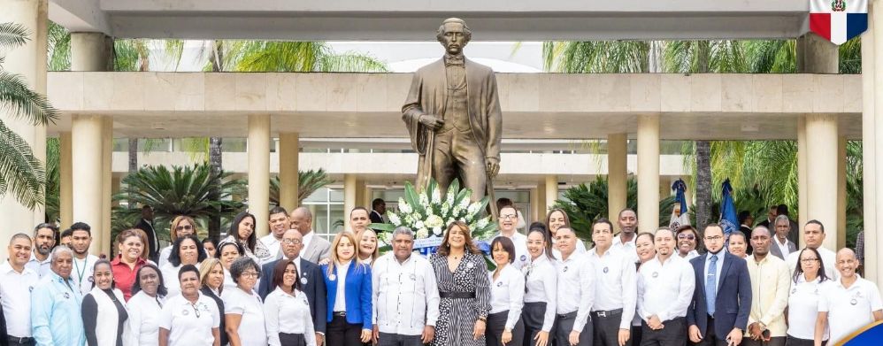 Economato de la UASD celebra su 74 aniversario con una ofrenda floral
