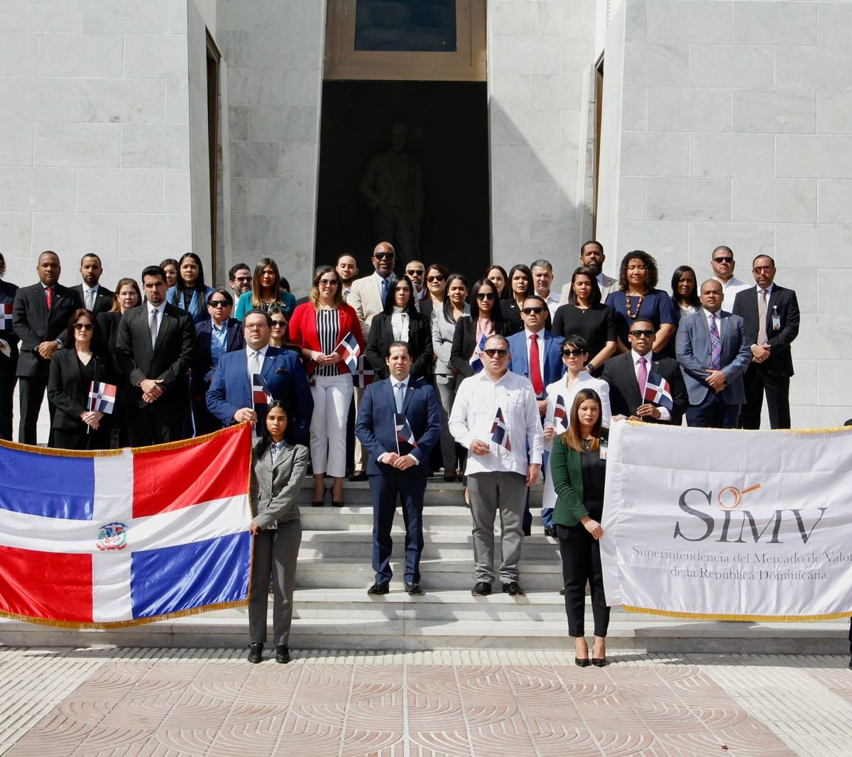 Superintendencia del Mercado de Valores deposita ofrenda floral para conmemorar el Mes de la Patria