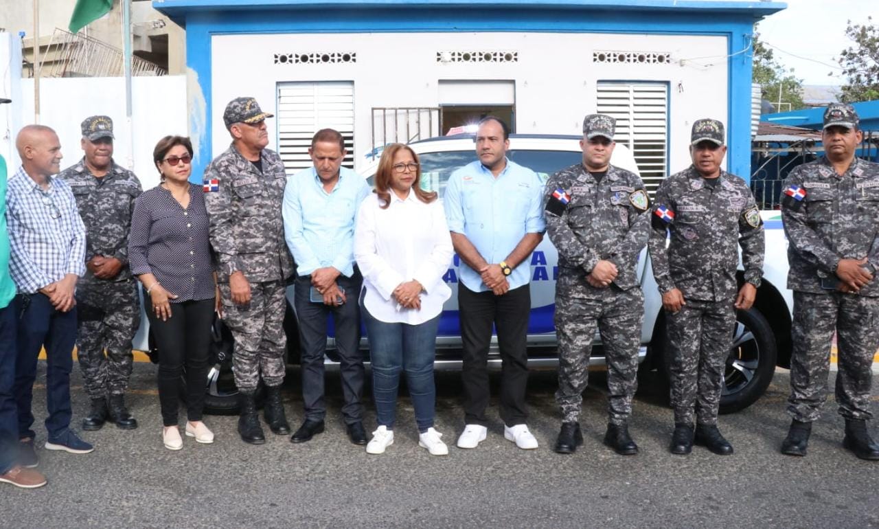 Salvador Holguín junto a autoridades policiales de Dajabón | Foto: Fuente externa 