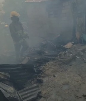 (VIDEO) Voraz incendio afecta varias viviendas en Guachupita 