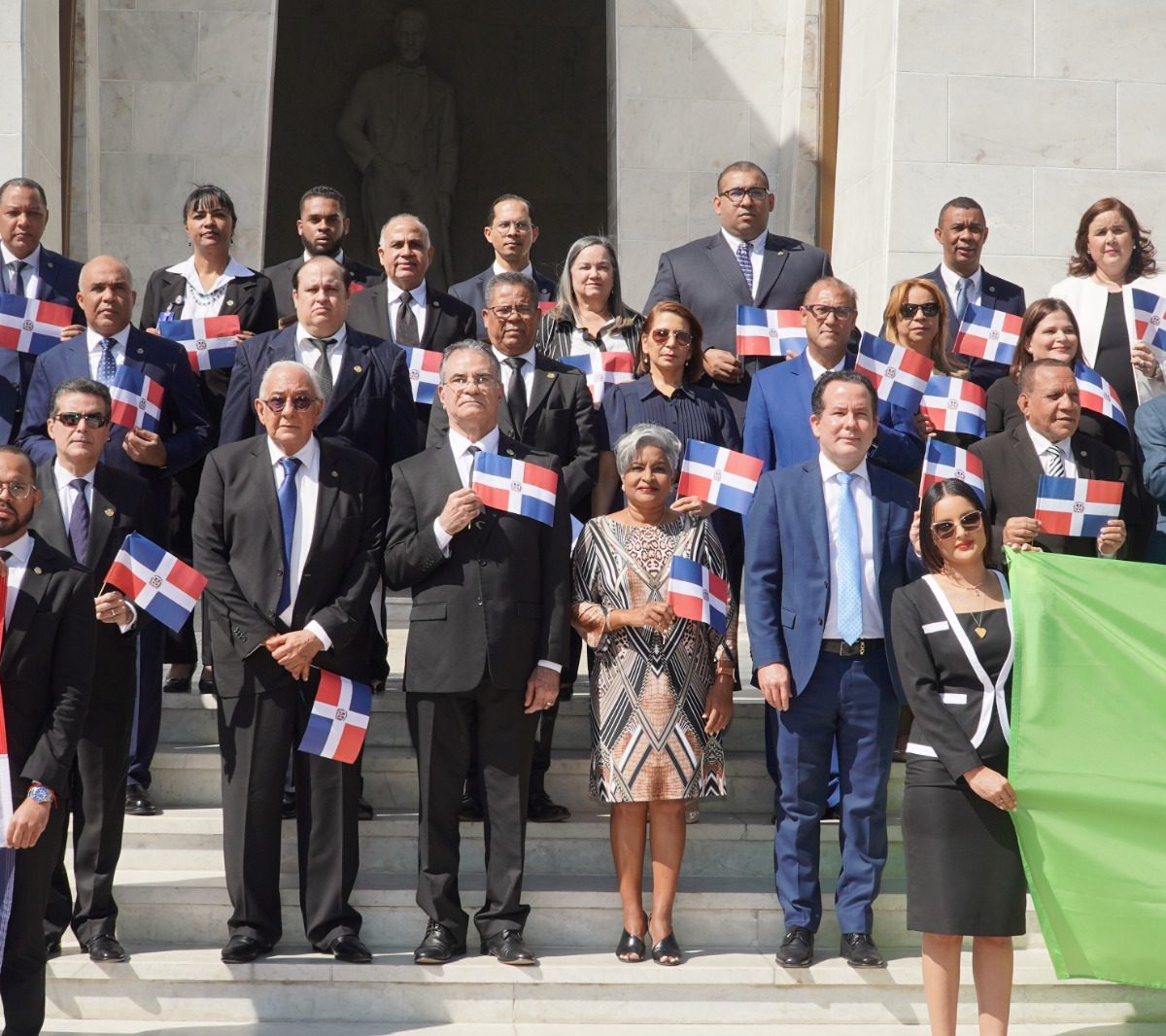 Jueces TSE depositan ofrenda floral en Altar de la Patria por mes de la Patria