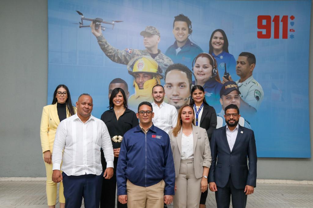 ”Amigos que comen” visitan las instalaciones del Sistema 9-1-1