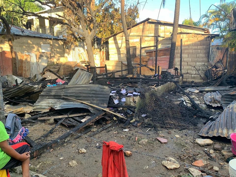 Incendio consume vivienda donde residía madre soltera con sus 6 hijos en Cabarete