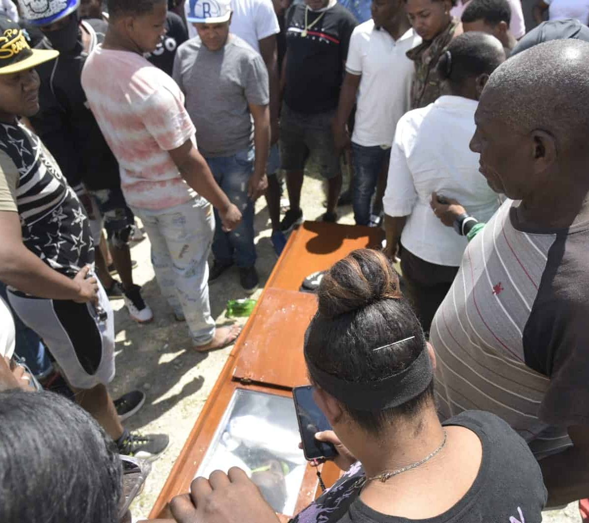 Sepultan hombre que familiares sostenían respiraba y hasta tomaba agua en SDE