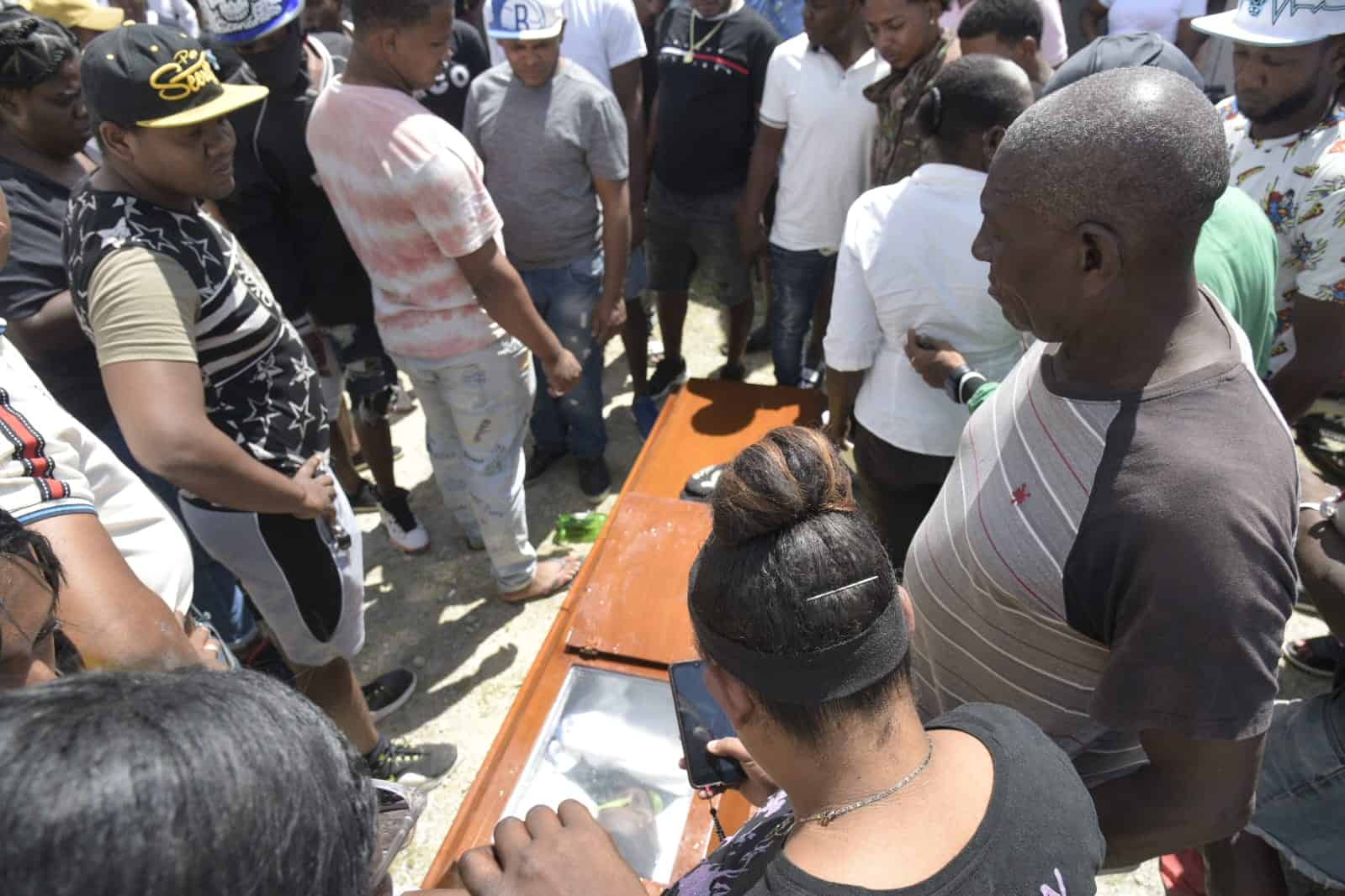 Sepultan hombre que familiares sostenían respiraba y hasta tomaba agua en SDE