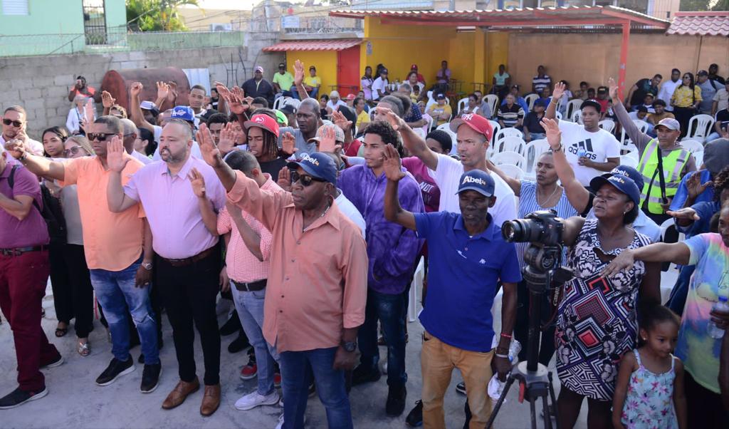 PLD juramenta nuevos miembros en La Caleta | Foto: Fuente externa 
