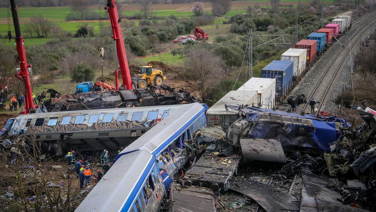 Acusan a Jefe de estación por homicidio involuntario tras colisión de trenes en Grecia