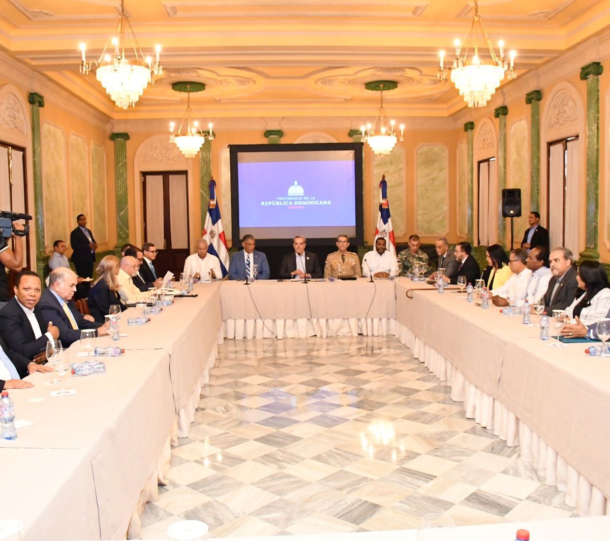 Gobierno y partidos acuerdan crear 4 comisiones para trabajar pacto nación; PLD y PRD no asisten