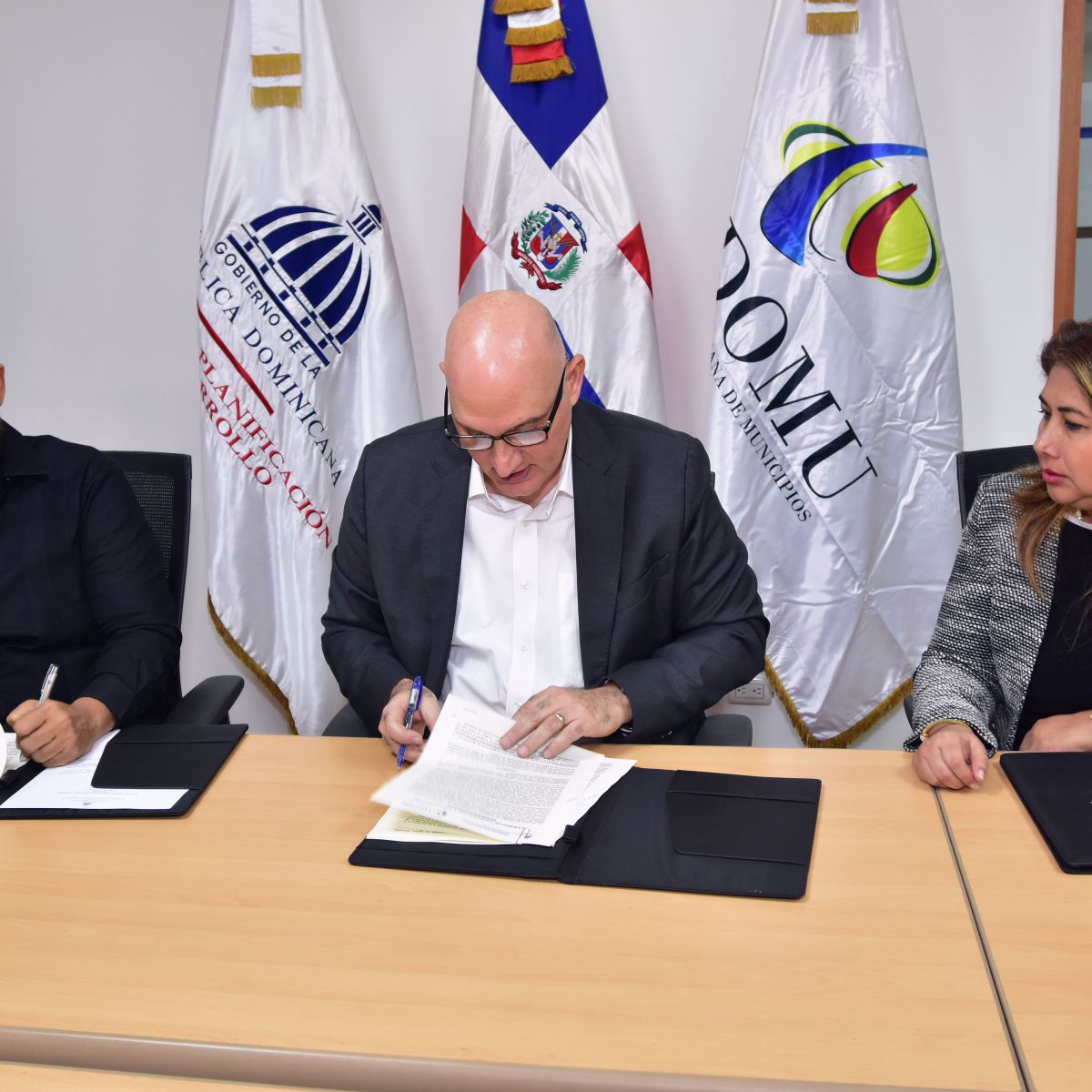 Firman acuerdo para fortalecer mecanismos de participación ciudadana en los gobiernos locales