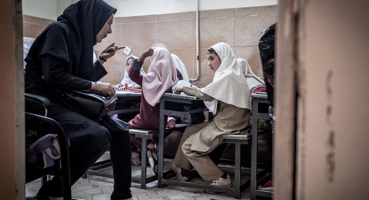 Docenas de niñas más son envenenadas con gas en seis colegios de Irán