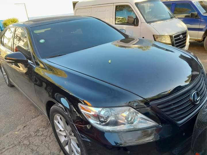 Encuentran muertos a un hombre y una mujer dentro de carro en Autovía del Este.