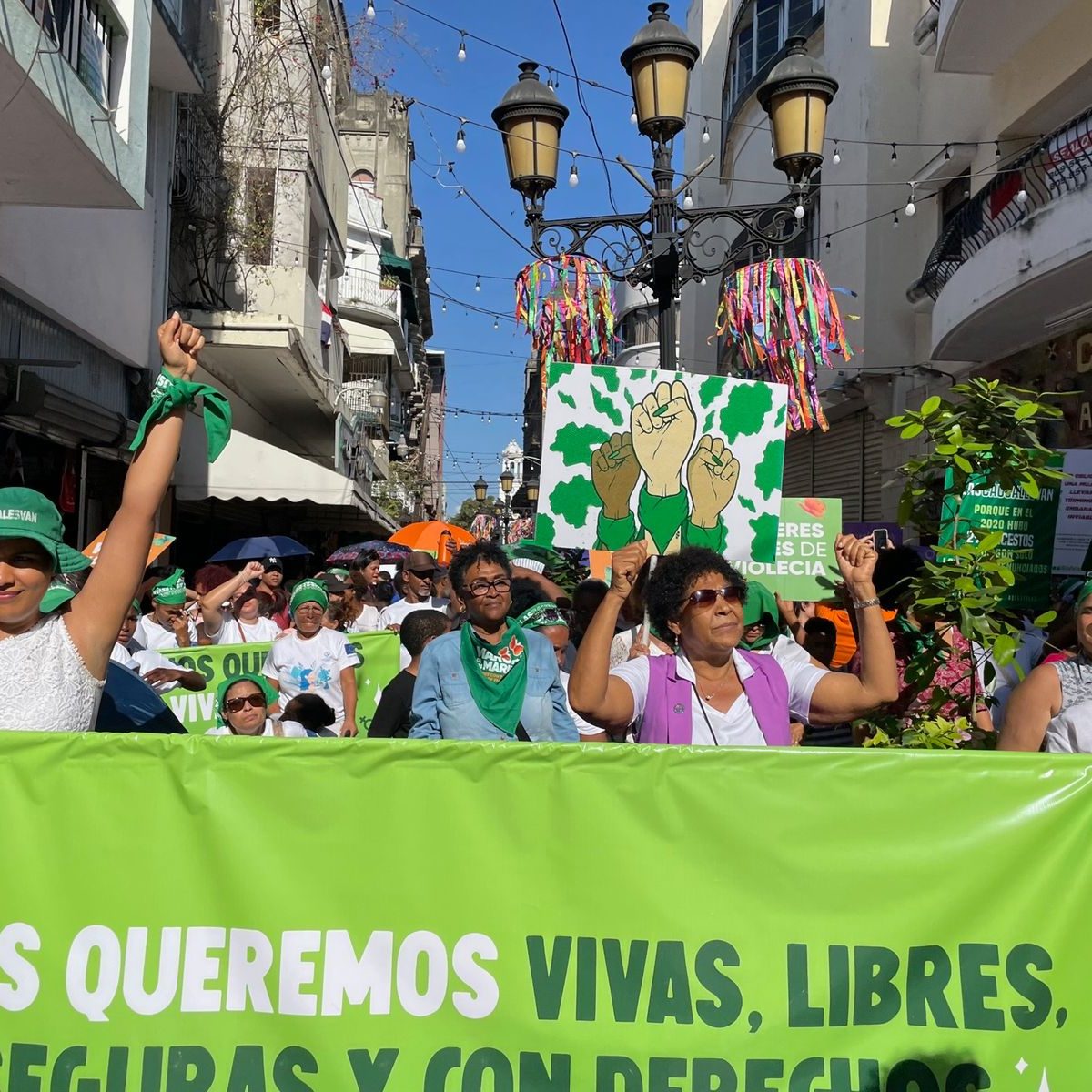 (VIDEO) Activistas y mujeres realizan caminata y exigen estar “vivas, libres, seguras, con derechos”