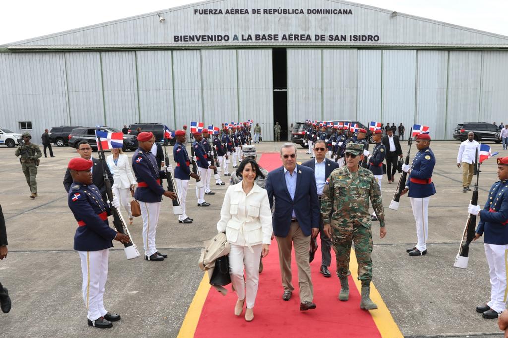 Abinader sale a Ecuador para participar en reunión de la Alianza para el Desarrollo en Democracia