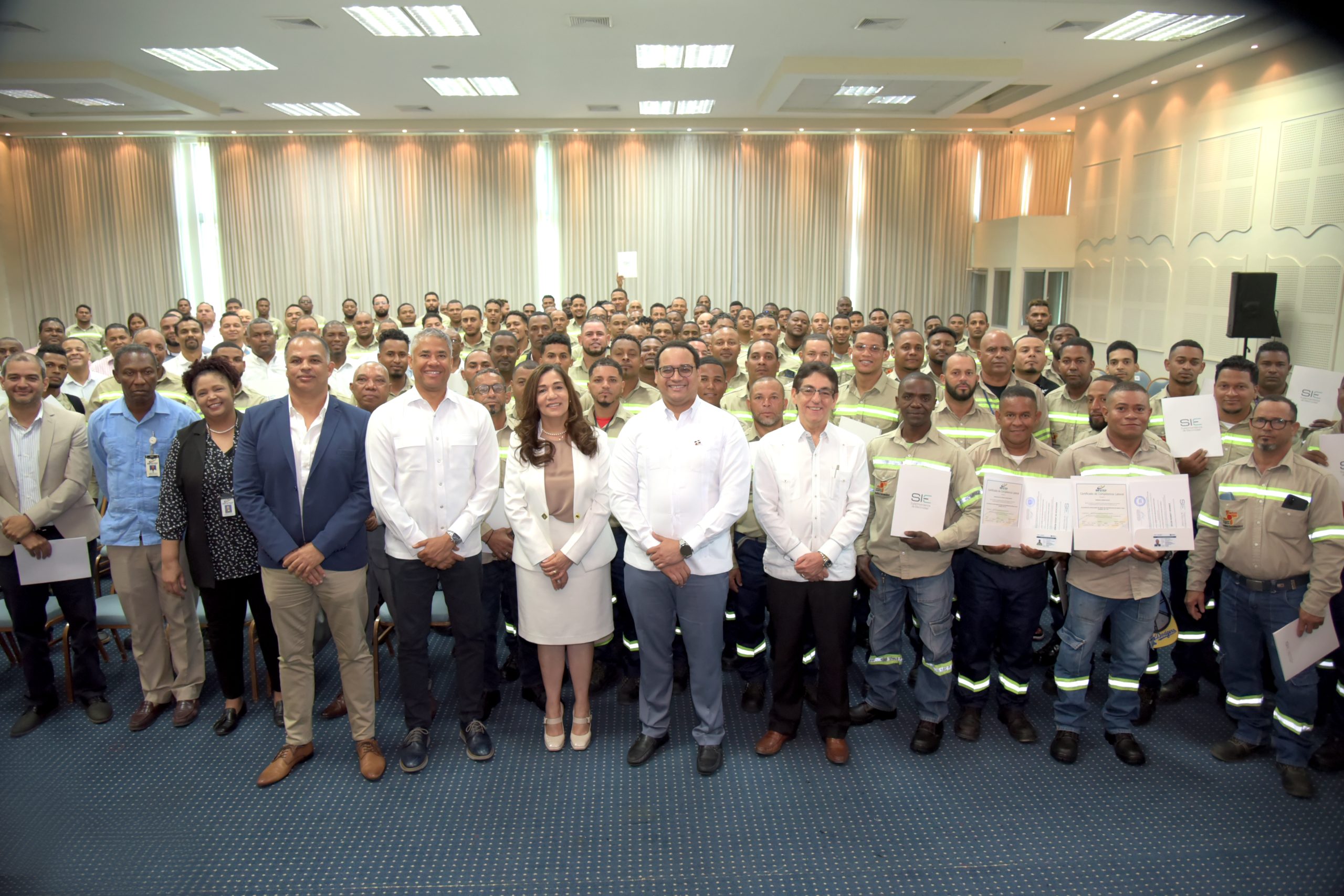 Superintendencia de Electricidad certifica y entrega licencias a técnicos electricistas