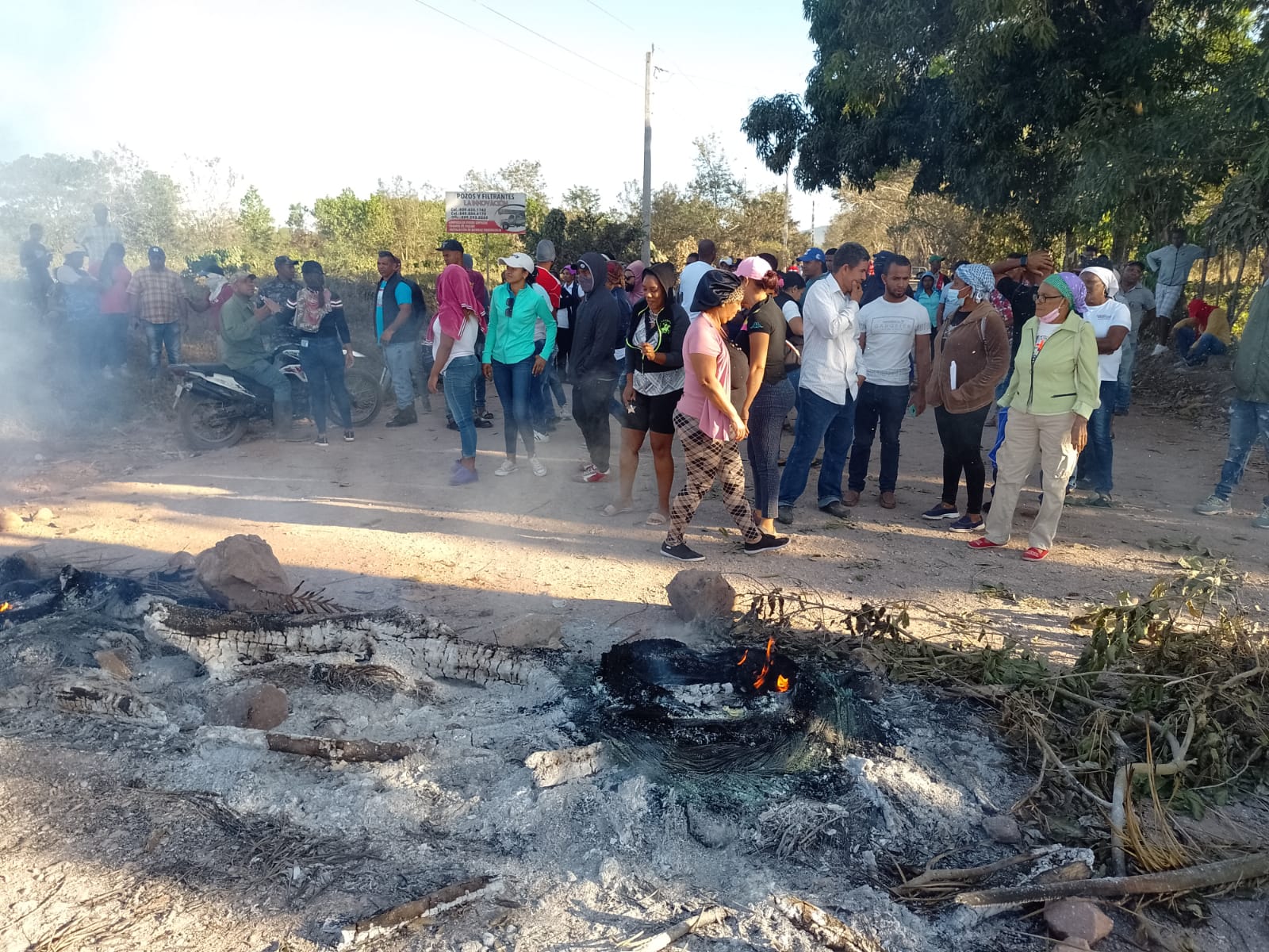 Habitantes de Bayaguana realizan huelga en demanda de reconstrucción de carreteras