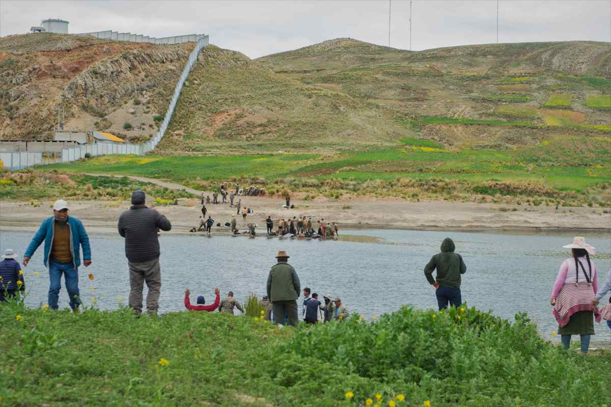 Seis militares fallecen en un río al intentar huir de manifestantes en Perú