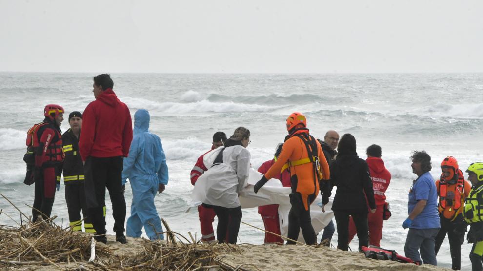 Una niña de 3 años, la 71 víctima del naufragio en las costas de Calabria
