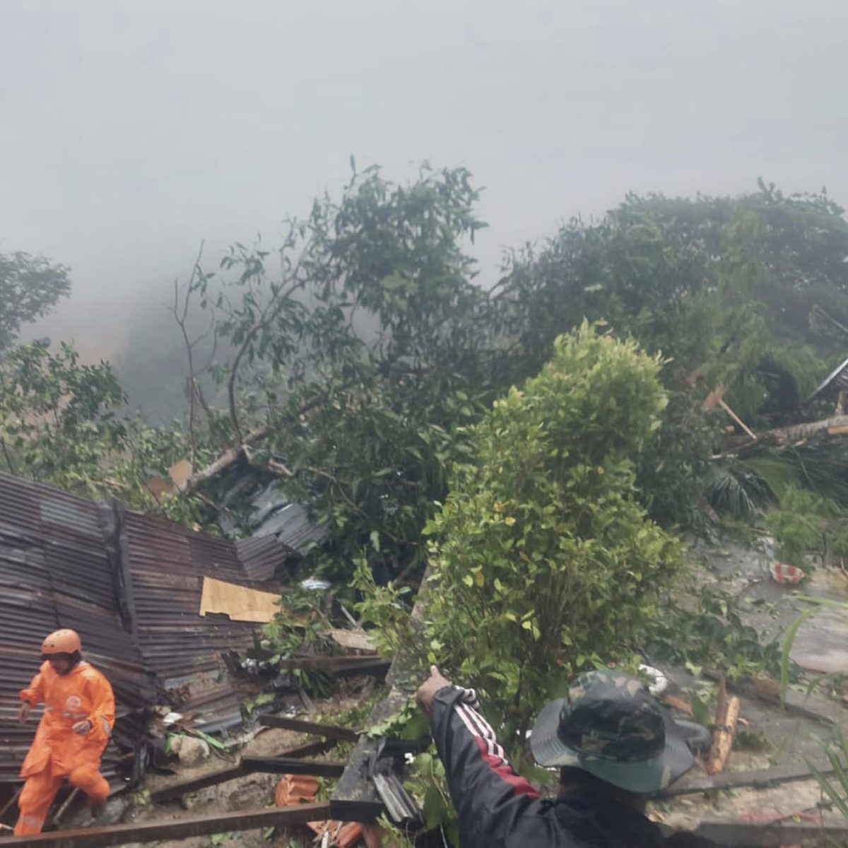 Buscan a 42 desaparecidos tras avalancha en Indonecia, con 10 muertos