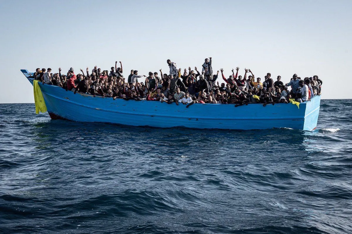 Al menos 200 migrantes a la deriva frente a la costa tunecina esperan auxilio