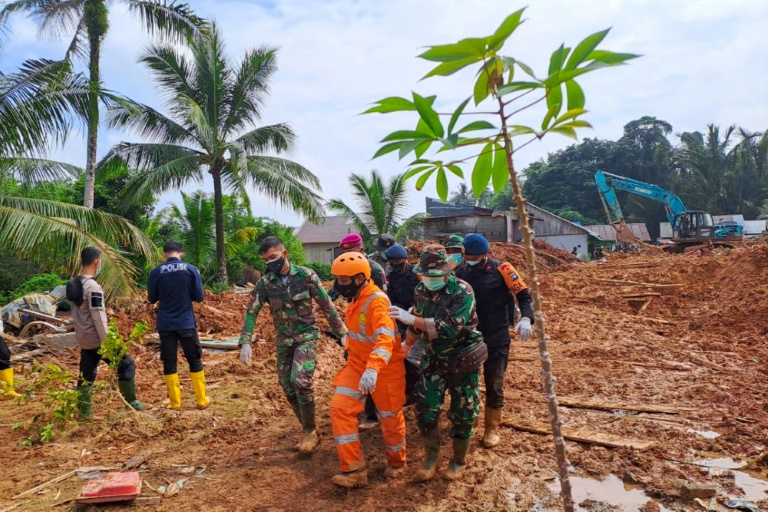 Ascienden a 30 los muertos por deslizamiento de tierra en Indonesia