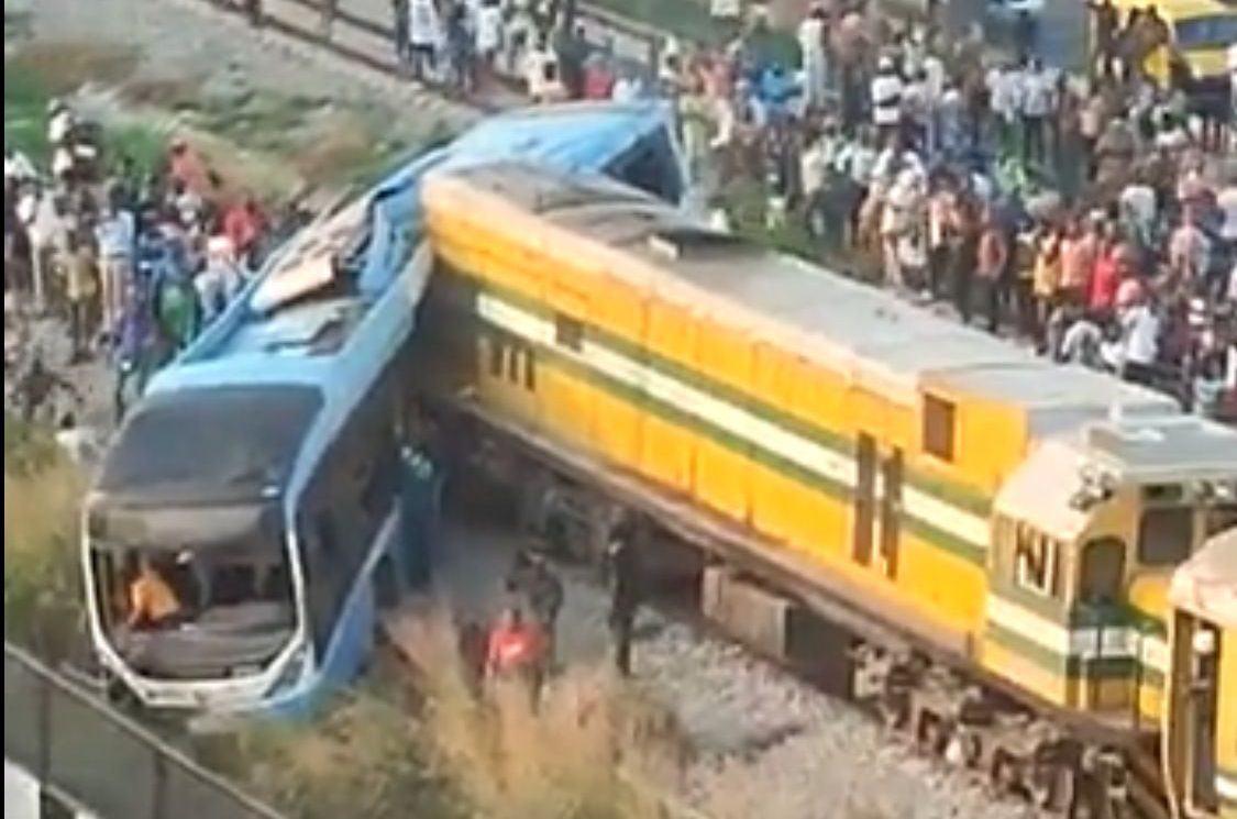 6 muertos y 84 heridos tras chocar un tren con un autobús en Nigeria