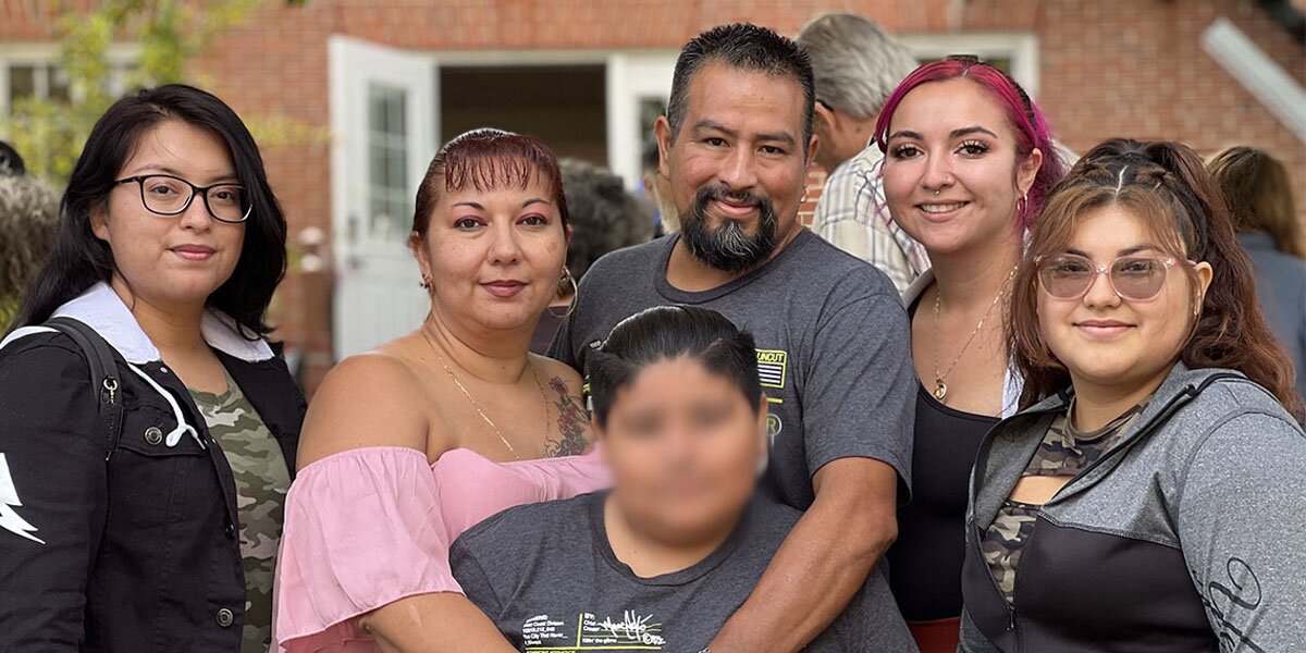 Padre mexicano deportado “por error” obtiene residencia tras 16 años