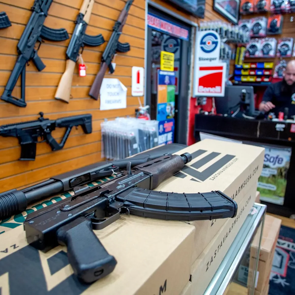 Avanza un proyecto para poder comprar armas largas a los 18 años en Florida