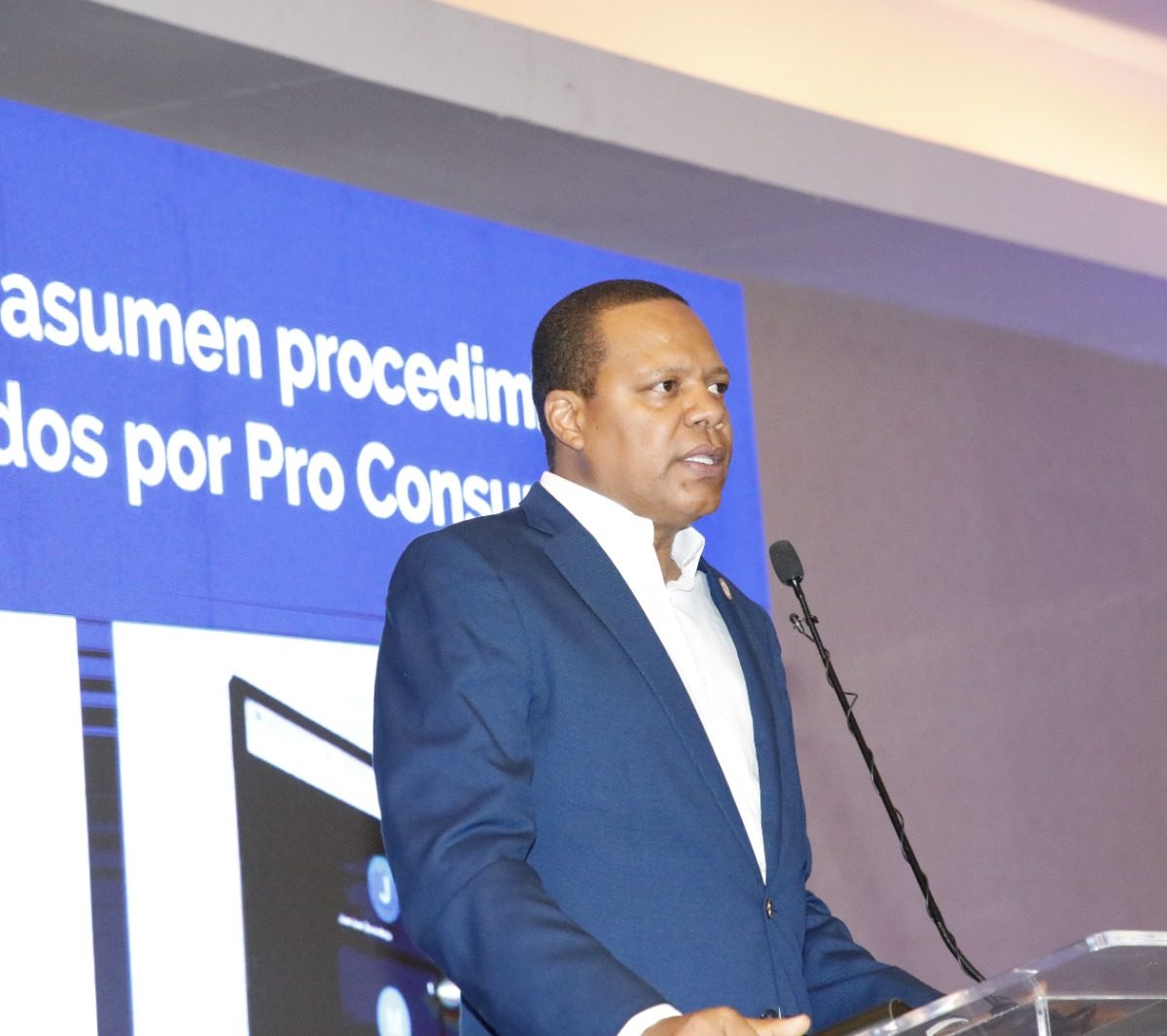 Eddy Alcántara revela Abinader firmó decreto que extiende su gestión en ProConsumidor hasta 2025
