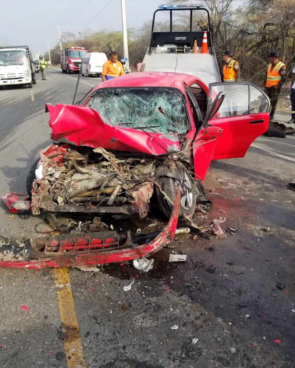 Fuerte choque entre carro y camión deja un señor muerto en Baní