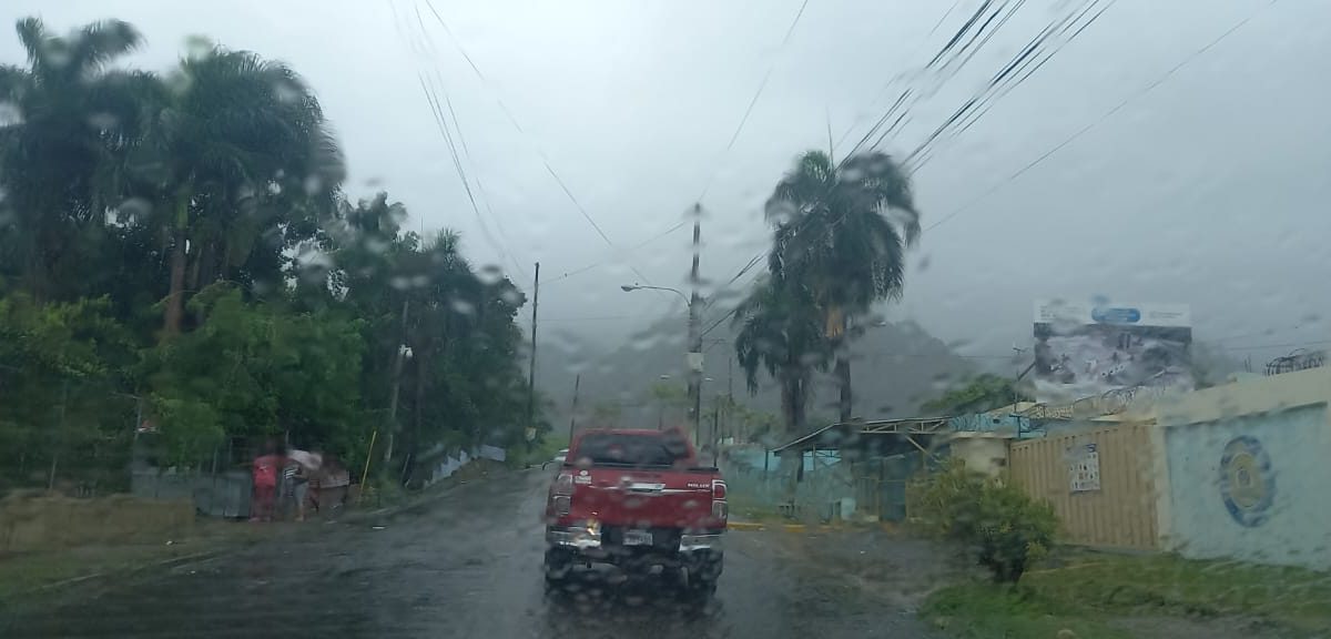 Se registran fuertes aguaceros en Puerto Plata, advierten lluvias seguirán y oleaje permanece anormal