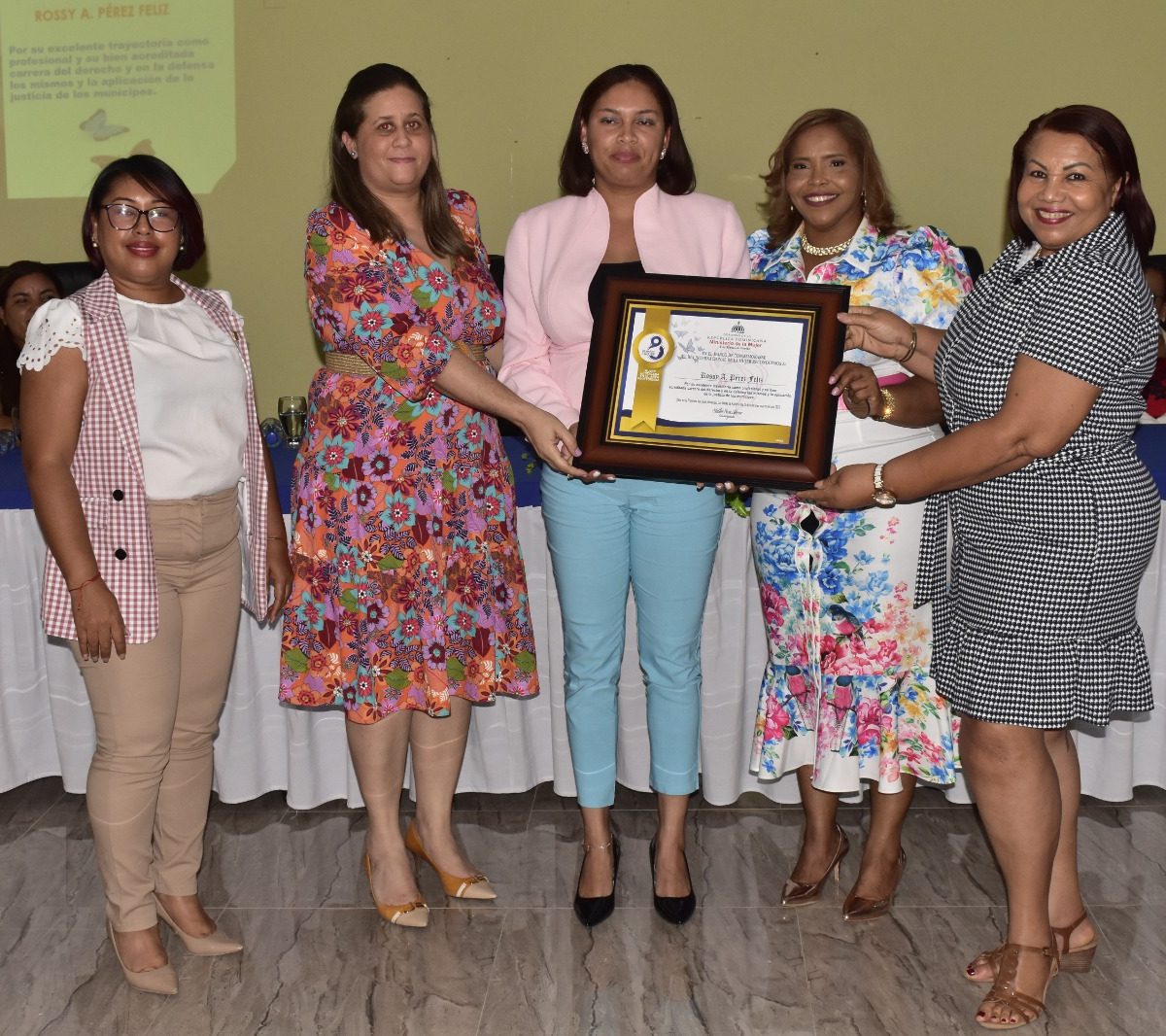 Ministerio de la Mujer reconoce a fiscalizadora de Las Matas de Farfán