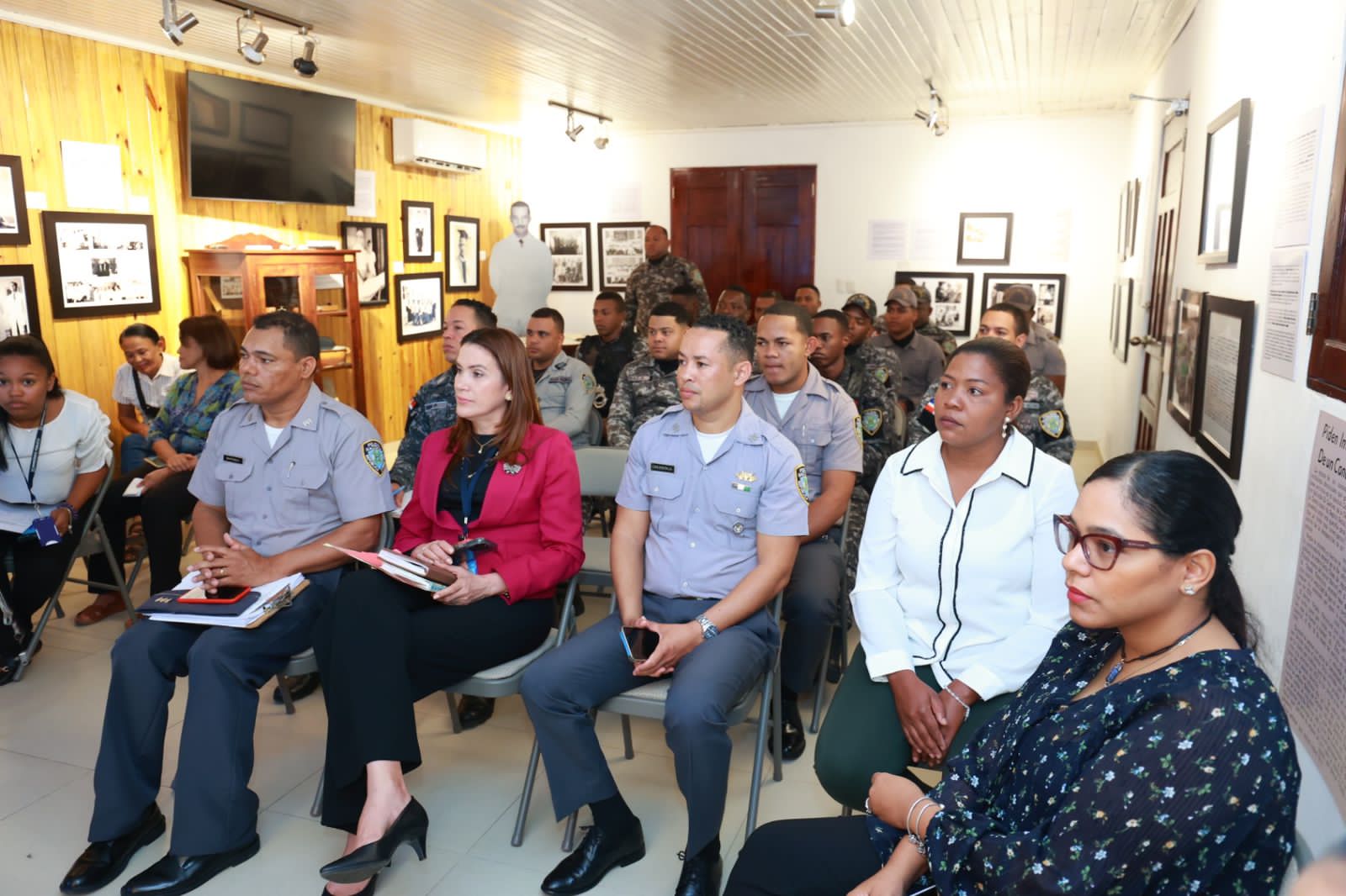 Capacitan agentes PN en manejo oportuno de ejecución arrestos a agresores de mujeres 