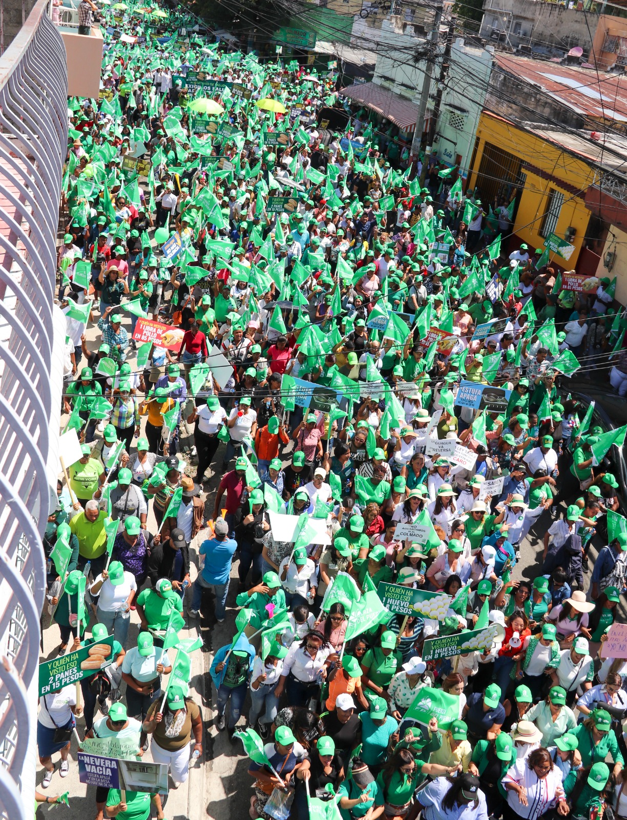 Miles De Mujeres De La Fuerza Del Pueblo Marchan Contra El Alto Costo